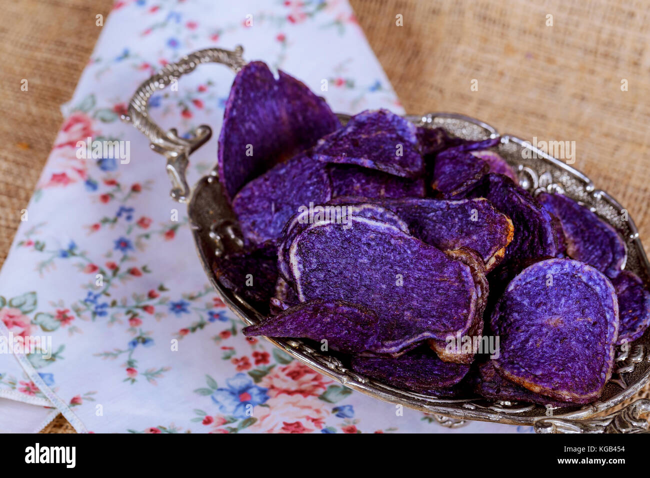 Kartoffelchips von violetten, roten und gelben Kartoffeln bunte Kartoffel Chips Stockfoto