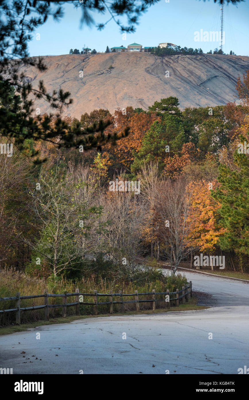 Anzeigen von Stone Mountain bei Sonnenuntergang von der songbird Lebensraum und Wanderwege im Stone Mountain Park in Atlanta, Georgia, USA. Stockfoto