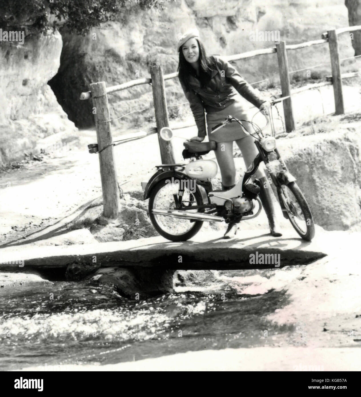 Modell der 70er Jahre mit Hut und Moped Stockfoto
