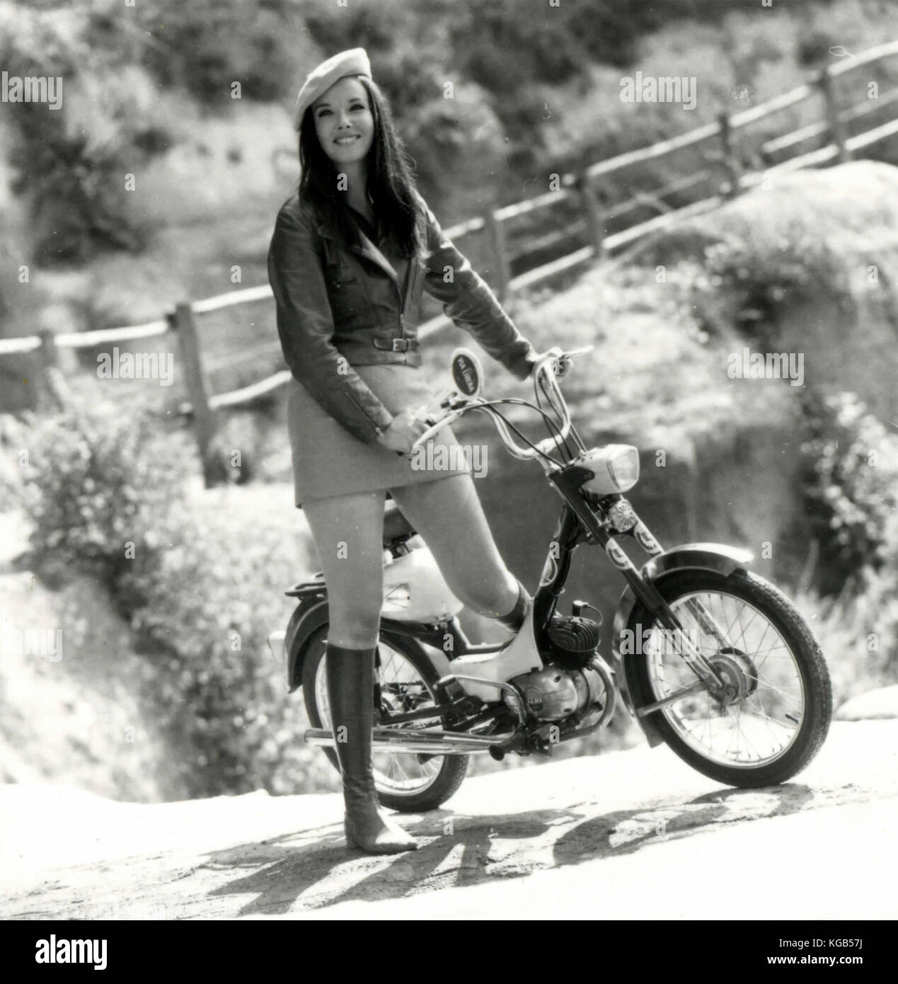 Modell der 70er Jahre mit Hut und Moped Stockfoto