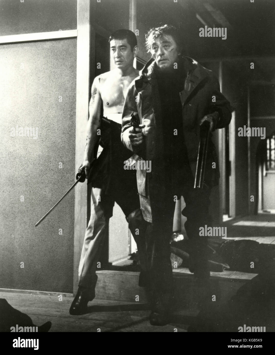 Schauspieler Robert Mitchum und Ken Takakura im Film der Yakuza, 1974 ...