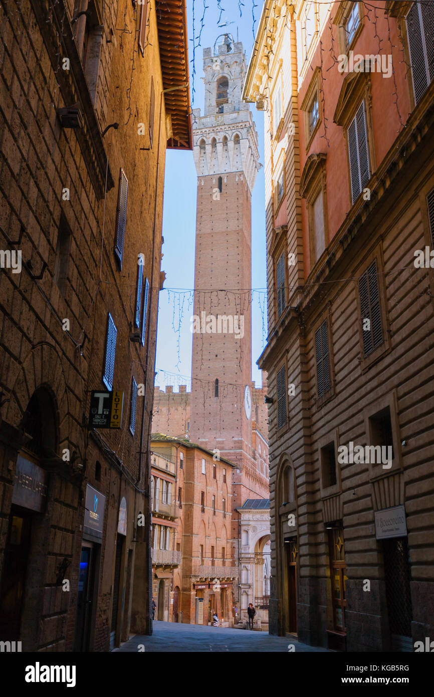 Tagesansicht Campo Platz (Piazza del Campo), Siena, Palazzo Pubblico und Mangia-Turm (Torre del Mangia) in Siena, Toskana, Italien. Stockfoto