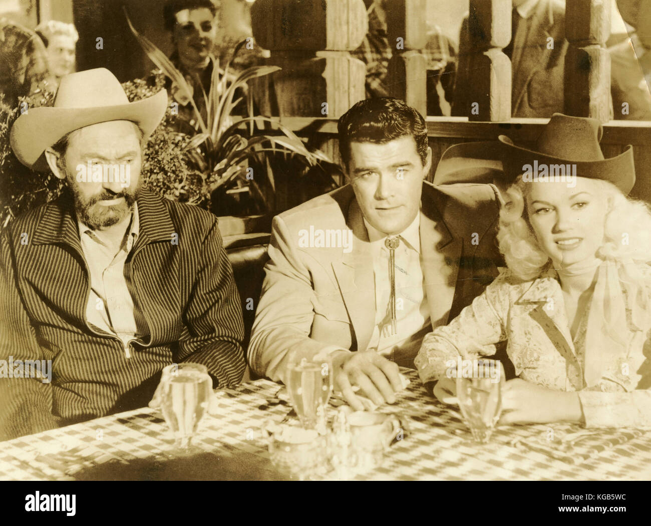Schauspieler Arthur Hunnicutt, Jeff Richards, und Mamie van Doren im Film Geboren Reckless, 1958 Stockfoto