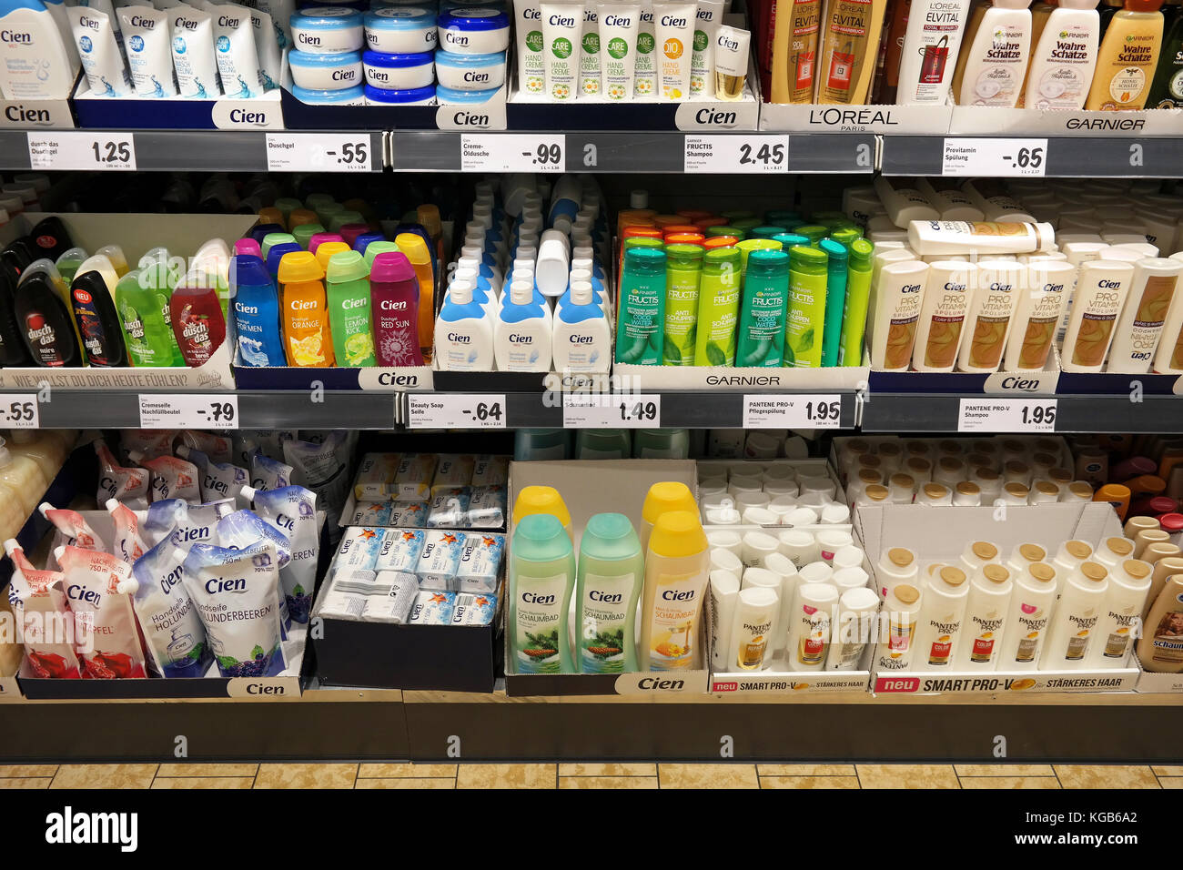 Innenraum eines Lidl-Supermarktes Stockfoto