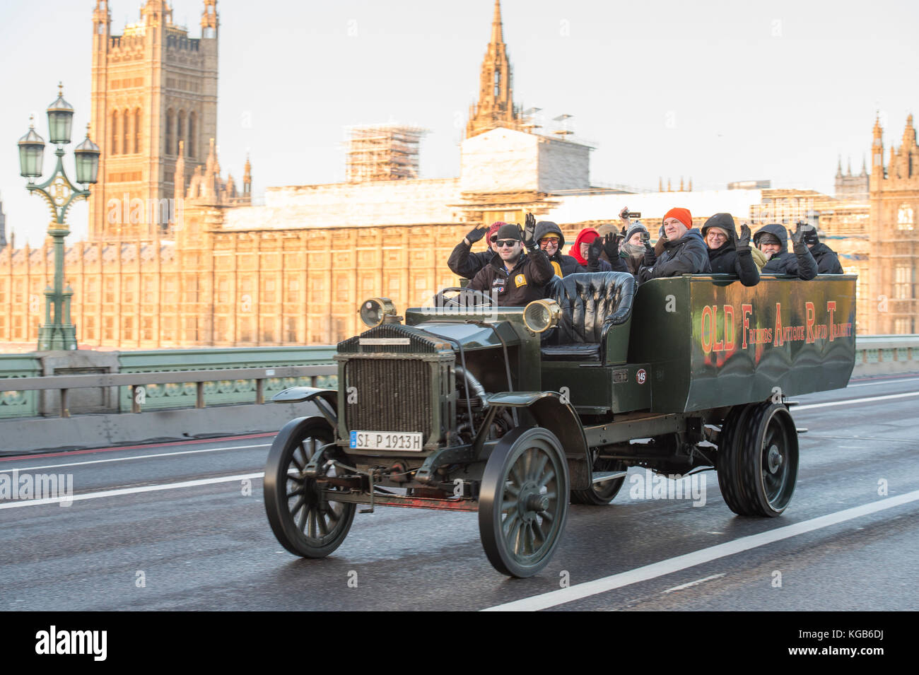 5. November 2017. Bonhams London nach Brighton Veteran Car Run, die längste Motorveranstaltung der Welt, überquert die Westminster Bridge bei Sonnenaufgang. Stockfoto