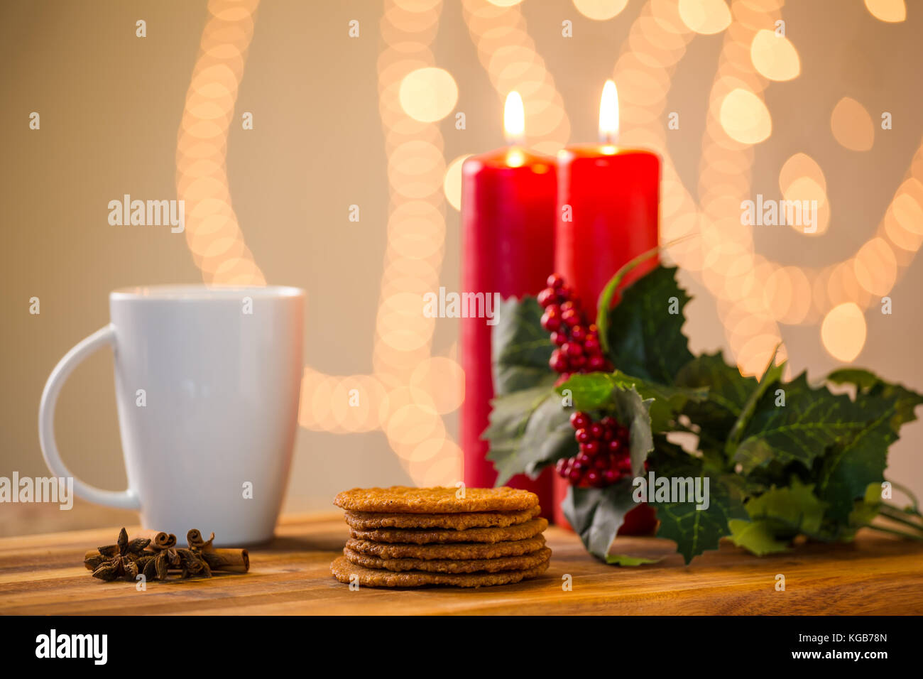 Schöne Nahaufnahme Bild von Weihnachtsplätzchen auf einer hölzernen Schneidebrett mit einigen Duftkerzen und einem Glas Whiskey/Kaffee und etwas Zimtstange Stockfoto