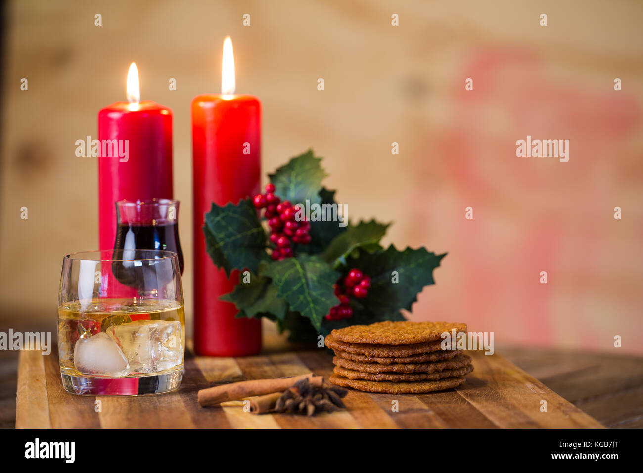 Schöne Nahaufnahme Bild von Weihnachtsplätzchen auf einer hölzernen Schneidebrett mit einigen Duftkerzen und einem Glas Whiskey/Kaffee und etwas Zimtstange Stockfoto