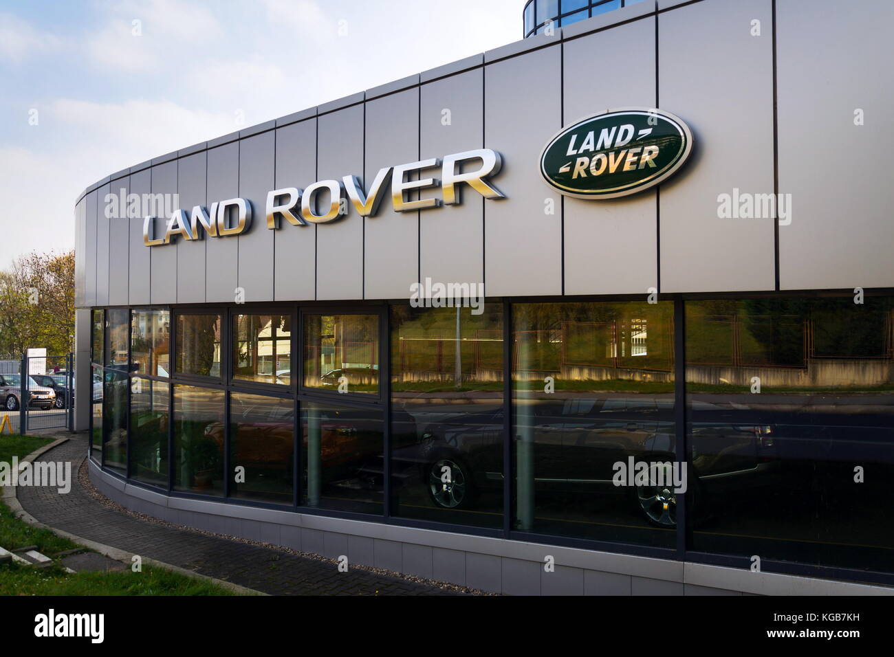 Prag, tschechische Republik - 5. November: Land Rover Car Company Logo auf der Händlerniederlassung Gebäude am 5. November 2017 in Prag. Stockfoto