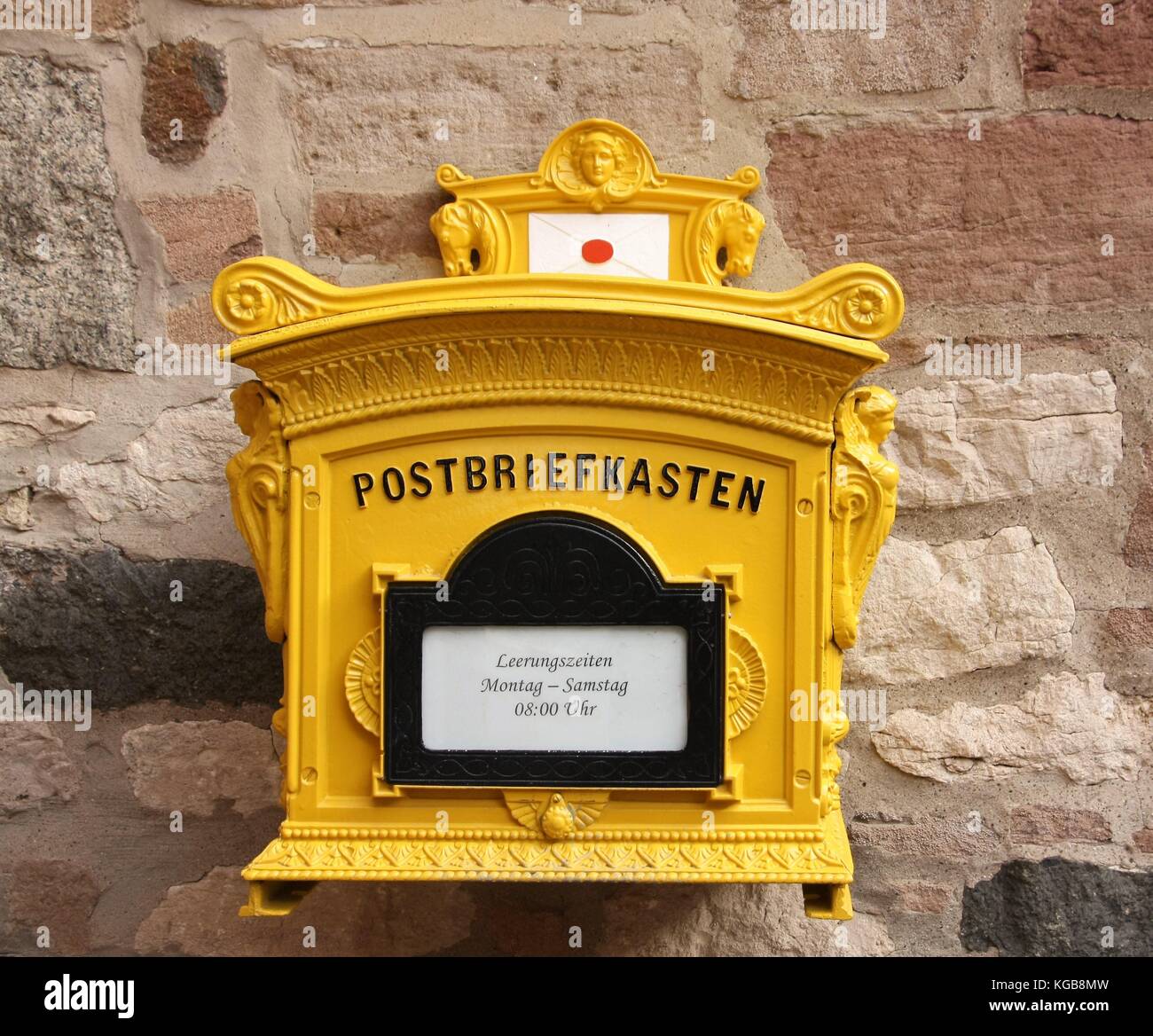 Alte gelbe Deutsche Mailbox Stockfoto