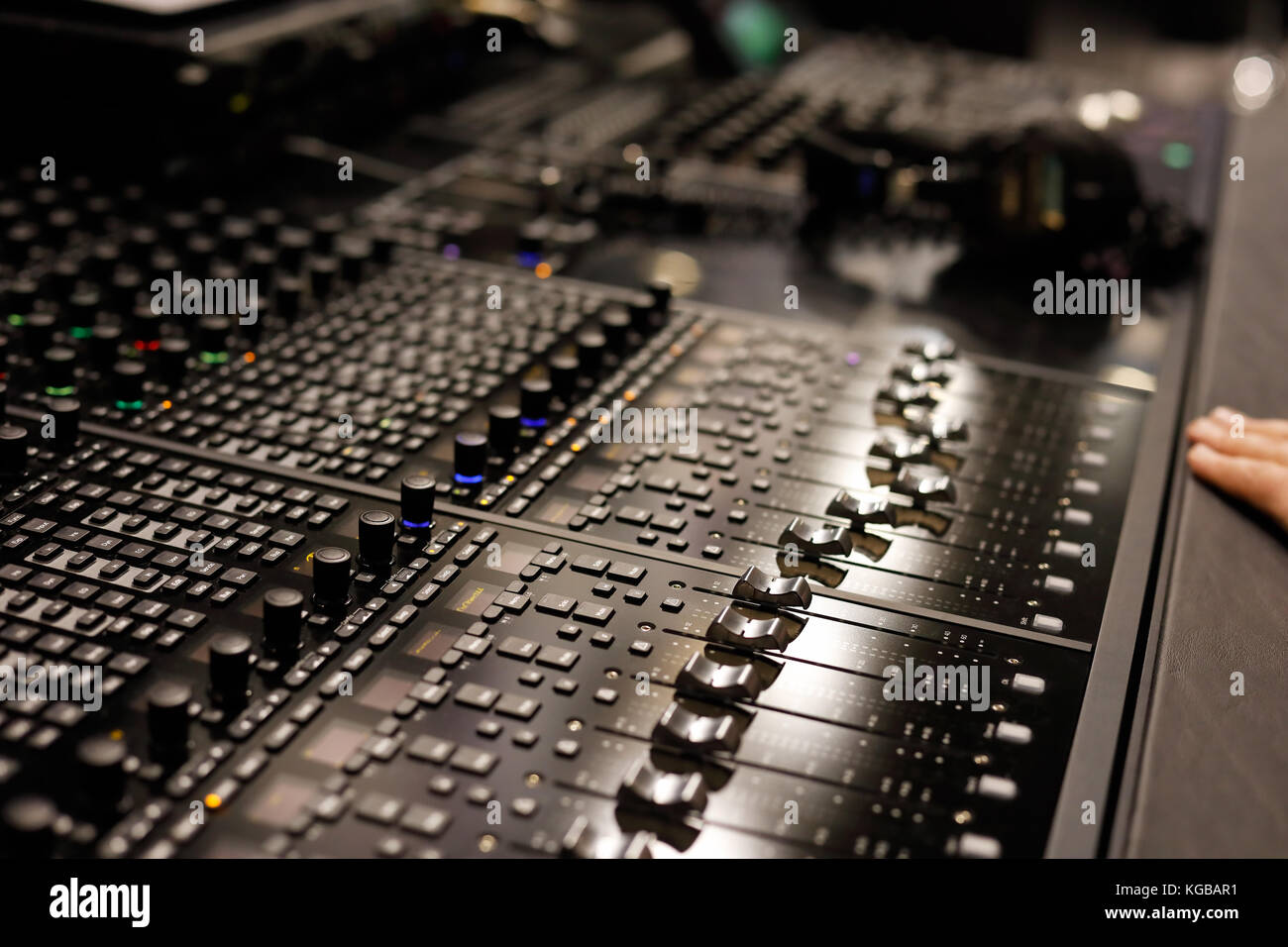 Studio mixing Control Oberfläche ermöglicht die Steuerung der digitalen Audio Workstations (DAW). Selektive konzentrieren. Stockfoto