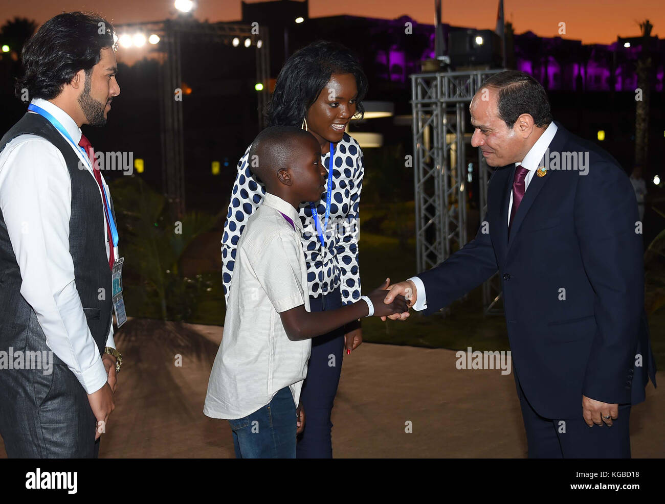 5. November 2017 - Sharm El-Sheikh, Süd-Sinai, Ägypten - der ägyptische Präsident Abdel-Fattah al-Sisi nimmt am 5. November 2017 an der Eröffnung des Weltjugendforums in Sharm El Sheikh, Ägypten, Teil. Der ägyptische Präsident Abdel-Fattah al-Sisi eröffnete am Sonntag das Weltjugendforum im Roten Meer in Sharm El Sheikh. Über 3,200 Jugendliche aus 113 Ländern und Regionen aus verschiedenen Teilen der Welt versammelten sich im Forum unter dem Motto "Wir müssen sprechen" (Bild: © Ägyptisches Präsidentenamt/APA Bilder via ZUMA Wire) Stockfoto