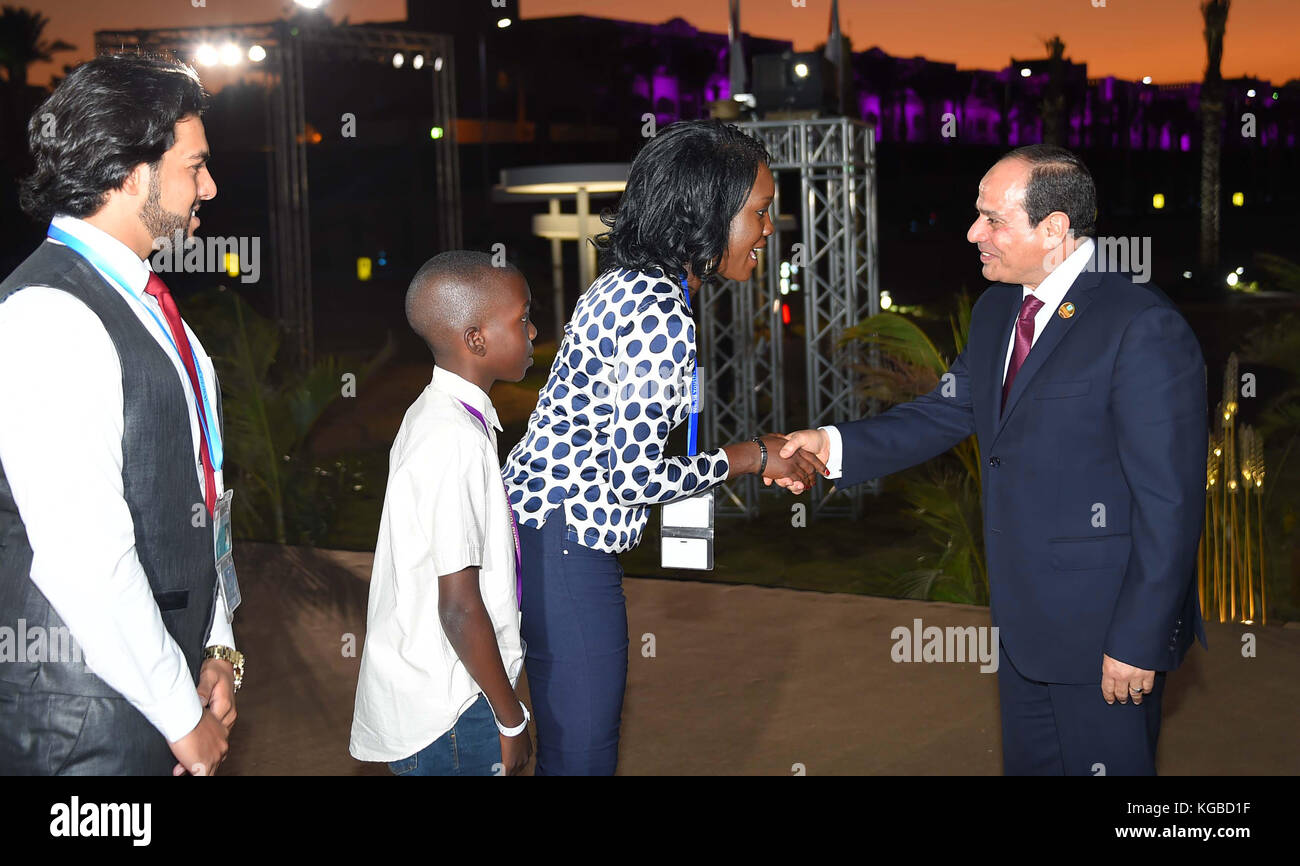 5. November 2017 - Sharm El-Sheikh, Süd-Sinai, Ägypten - der ägyptische Präsident Abdel-Fattah al-Sisi nimmt am 5. November 2017 an der Eröffnung des Weltjugendforums in Sharm El Sheikh, Ägypten, Teil. Der ägyptische Präsident Abdel-Fattah al-Sisi eröffnete am Sonntag das Weltjugendforum im Roten Meer in Sharm El Sheikh. Über 3,200 Jugendliche aus 113 Ländern und Regionen aus verschiedenen Teilen der Welt versammelten sich im Forum unter dem Motto "Wir müssen sprechen" (Bild: © Ägyptisches Präsidentenamt/APA Bilder via ZUMA Wire) Stockfoto