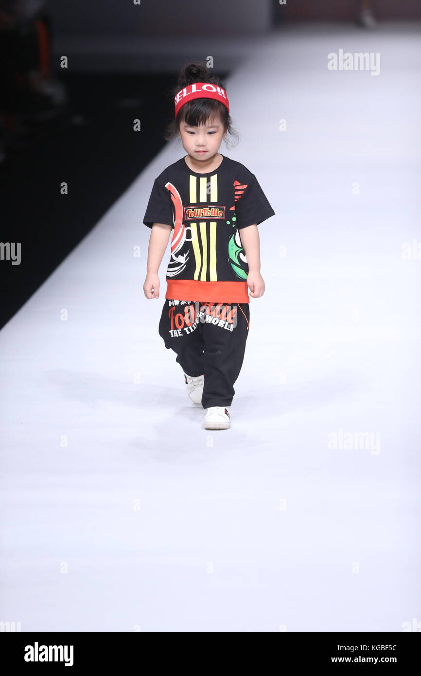 Peking, China. 6 Nov, 2017. (Redaktionelle Nutzung nur. China). Ein Kind stellt eine Schaffung von Folli Follie auf der China fashion week Frühjahr/Sommer in Peking, China. Credit: zuma Press, Inc./alamy leben Nachrichten Stockfoto