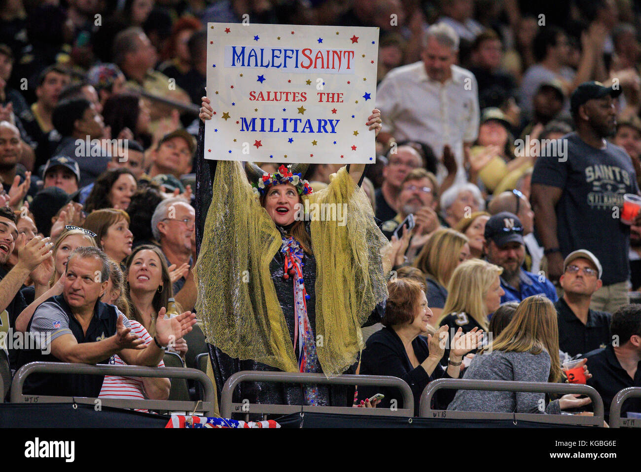 New Orleans, USA. 5. NOVEMBER 2017. - New Orleans Saints Ventilator zeigt Wertschätzung für das Militär während des Spiels zwischen der Tampa Bay Buccaneers und die New Orleans Saints im Mercedes-Benz Superdome in New Orleans, LA. New Orleans Saints gewann 30-10. Stephen Lew/CSM/Alamy leben Nachrichten Stockfoto
