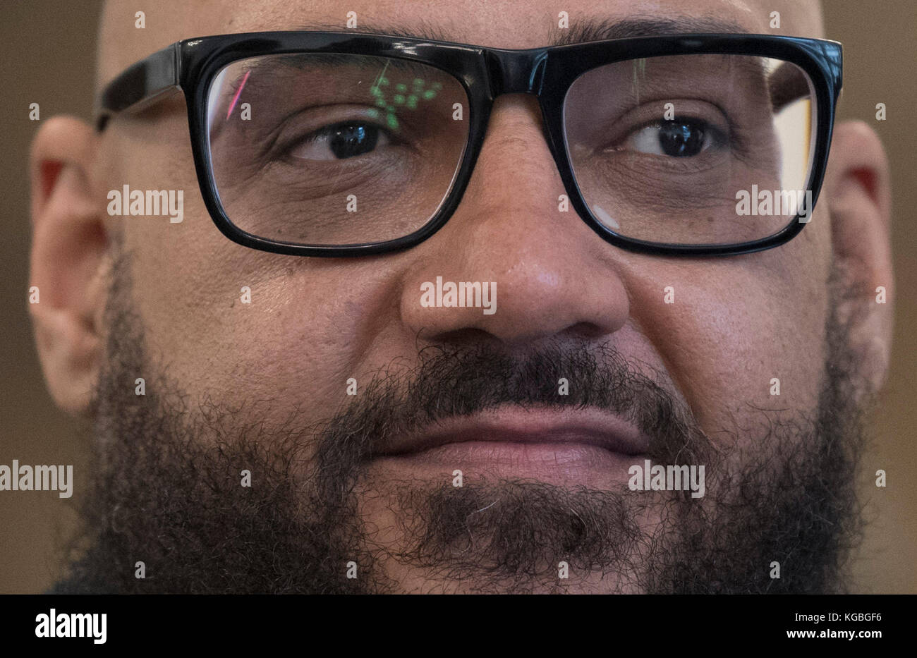 Frankfurt am Main, Deutschland. November 2017. Der Musikproduzent und Rapper Moses Pelham erhält am 6. November 2017 das Goethe-Abzeichen der Stadt Frankfurt am Main. Quelle: Boris Roessler/dpa/Alamy Live News Stockfoto