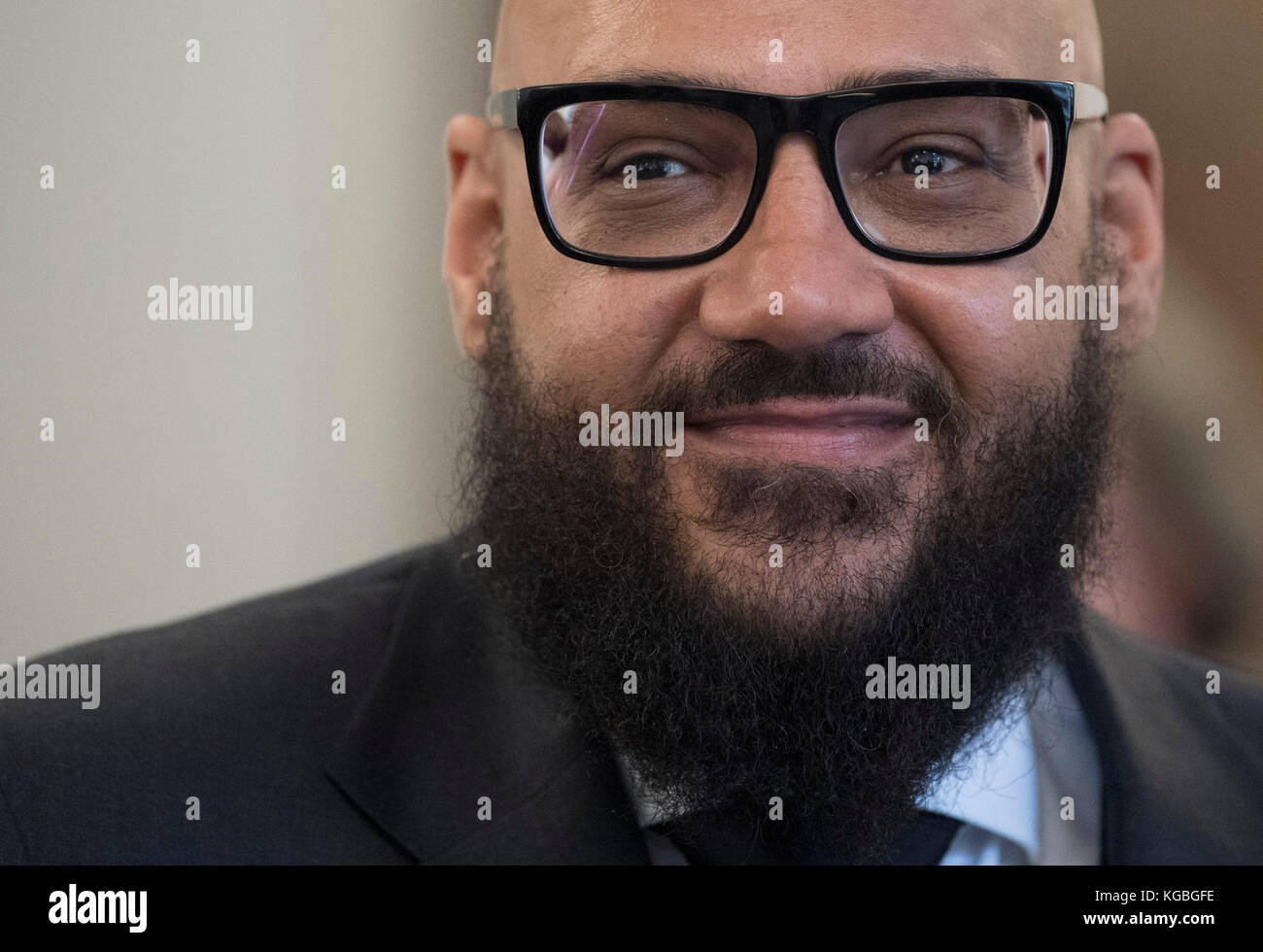 Frankfurt am Main, Deutschland. November 2017. Der Musikproduzent und Rapper Moses Pelham erhält am 6. November 2017 das Goethe-Abzeichen der Stadt Frankfurt am Main. Quelle: Boris Roessler/dpa/Alamy Live News Stockfoto