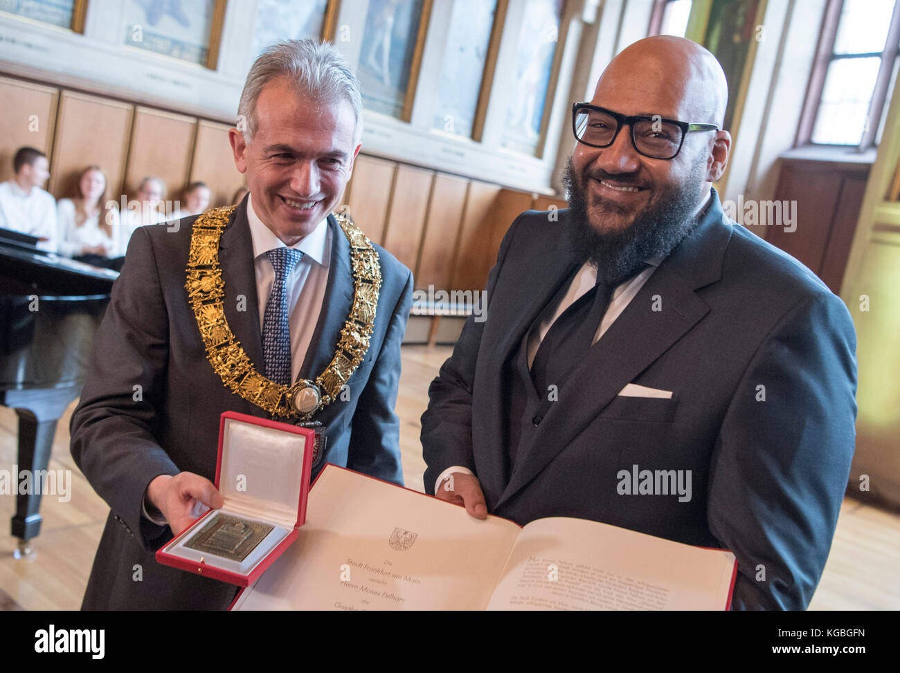 Frankfurt am Main, Deutschland. November 2017. Der Musikproduzent und Rapper Moses Pelham erhält vom Frankfurter Bürgermeister Peter Feldmann (SPD) am 6. November 2017 in Frankfurt am Main das Goethe-Abzeichen. Quelle: Boris Roessler/dpa/Alamy Live News Stockfoto