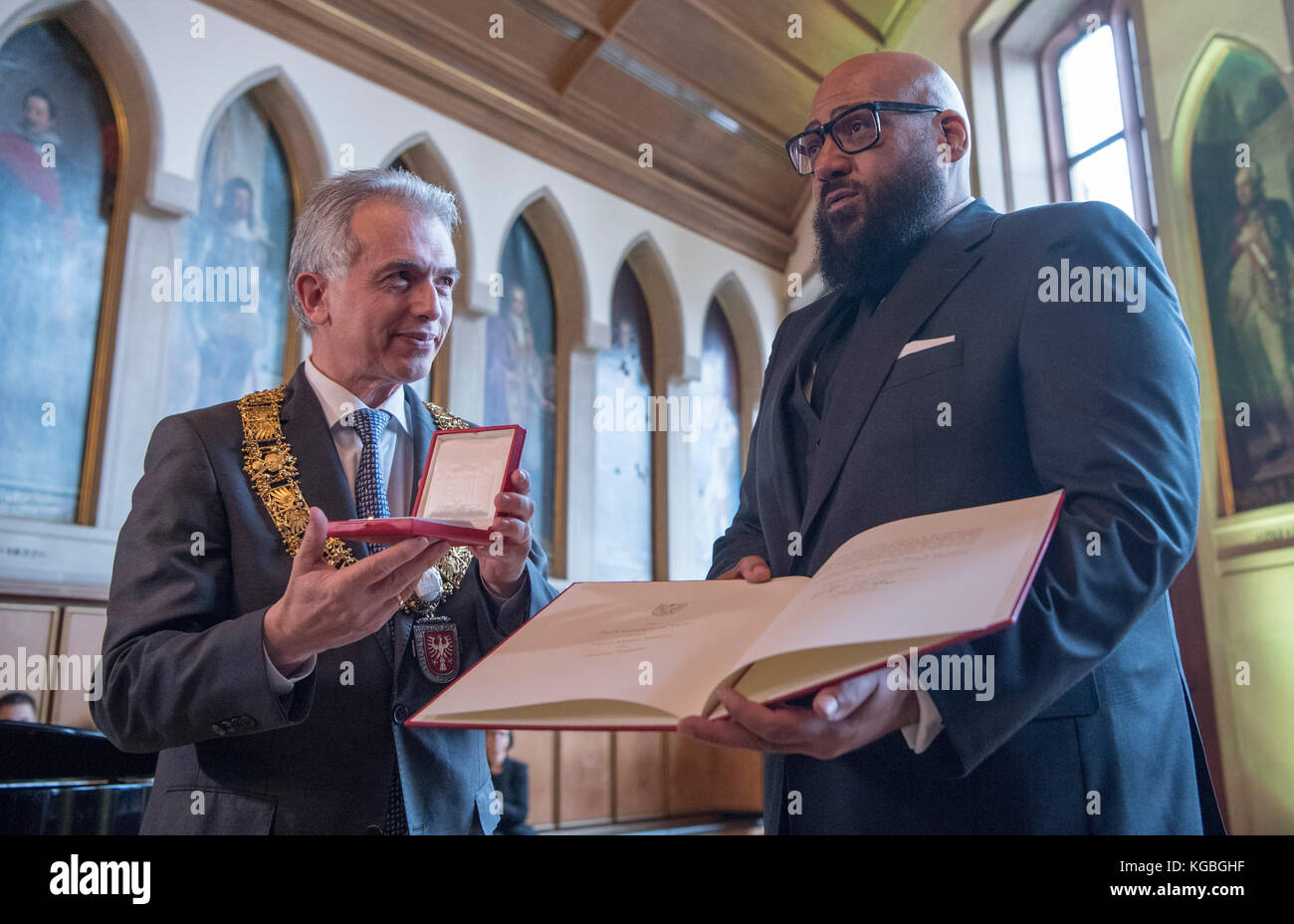 Frankfurt am Main, Deutschland. November 2017. Der Musikproduzent und Rapper Moses Pelham (R) erhält vom Frankfurter Bürgermeister Peter Feldmann (SPD) am 6. November 2017 in Frankfurt am Main das Goethe-Abzeichen. Quelle: Boris Roessler/dpa/Alamy Live News Stockfoto