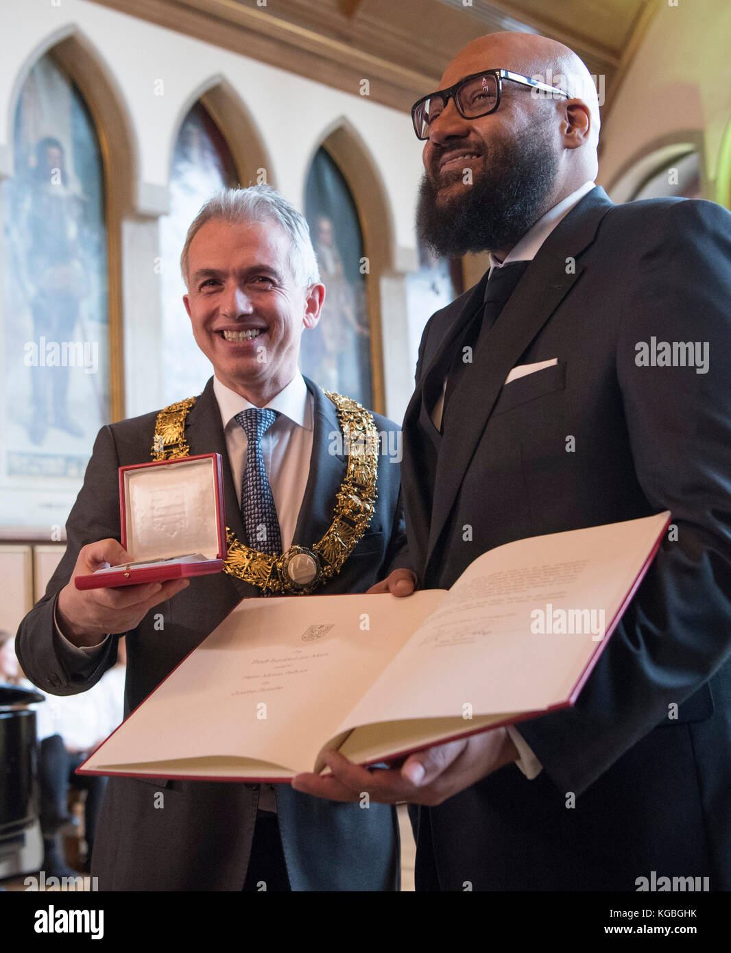 Frankfurt am Main, Deutschland. November 2017. Der Musikproduzent und Rapper Moses Pelham (R) erhält vom Frankfurter Bürgermeister Peter Feldmann (SPD) am 6. November 2017 in Frankfurt am Main das Goethe-Abzeichen. Quelle: Boris Roessler/dpa/Alamy Live News Stockfoto
