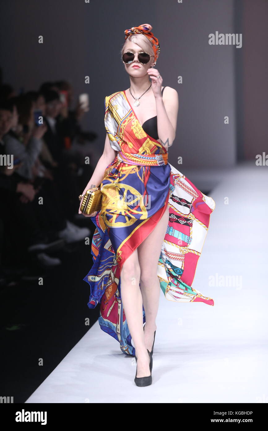 Peking, China. November 2017. Ein Model präsentiert eine Kreation auf dem Laufsteg von Folli Follie Frühjahr/Sommer 2018 auf der China Fashion Week in Peking, China. Quelle: SIPA Asia/ZUMA Wire/Alamy Live News Stockfoto