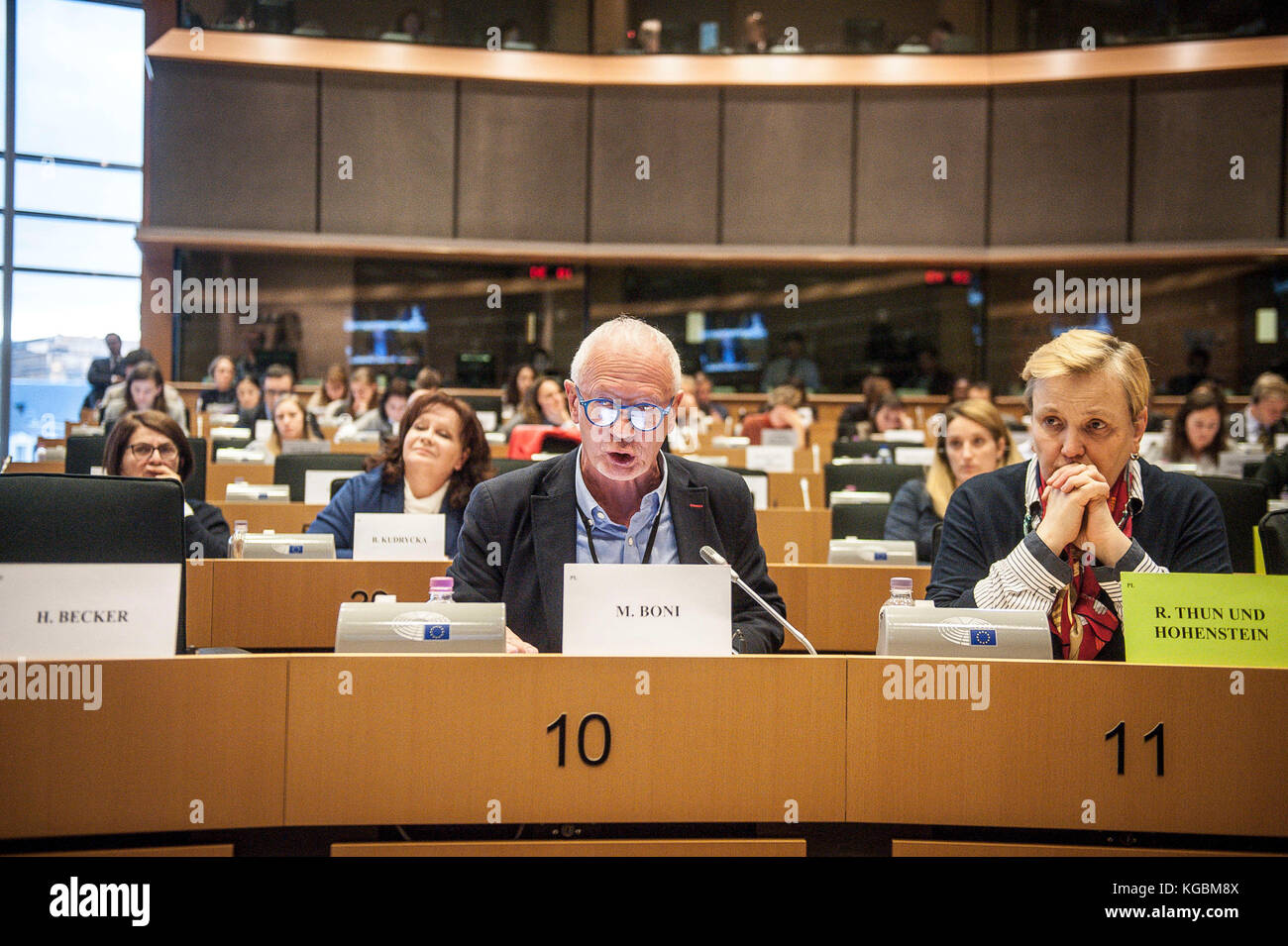 Brüssel, Bxl, Belgien November 2017. Mitglieder des Europäischen Parlaments (MdEP) Michal Boni und Roza Thun während der Sitzung des Ausschusses für bürgerliche Freiheiten, Justiz und Inneres zum Thema Rechtsstaatlichkeit in Polen am Sitz des Europäischen Parlaments in Brüssel, Belgien, am 06.11.2017 von Wiktor Dabkowski Credit: Wiktor Dabkowski/ZUMA Wire/Alamy Live News Stockfoto
