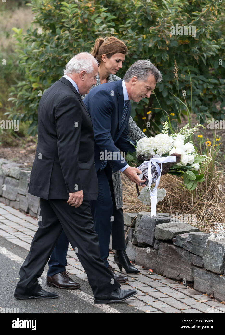 New York, USA, 6. November 2017. Der argentinische Präsident Mauricio Macri (C) legt einen Blumenkranz, der von seiner Frau Juliana Awada und dem Gouverneur von Santa Fe Miguel Lifschitz während einer Zeremonie am Tatort des Angriffs vom 31. Oktober in New York flankiert wird, bei dem 5 Argentinier aus dieser Provinz getötet wurden. Foto von Enrique Shore/Alamy Live News Credit: Enrique Shore/Alamy Live News Stockfoto