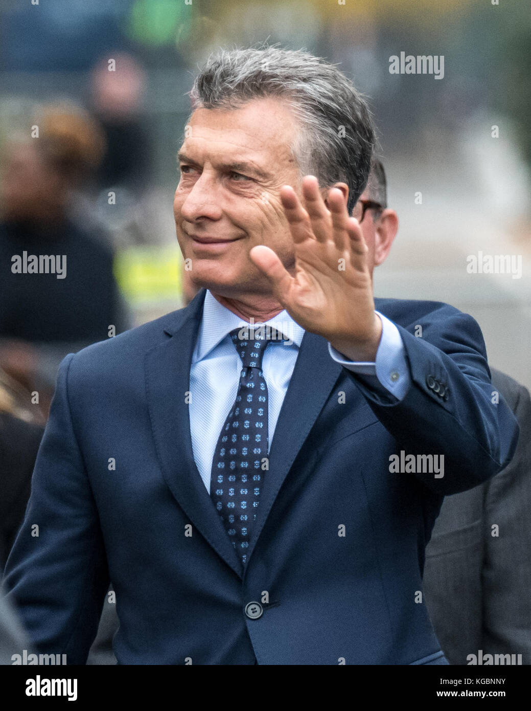 New York, USA. Nov. 2017. Der argentinische Präsident Mauricio Macri wagt, Anhänger zu jubeln, als er zu einer Blumenkranzfeier am Tatort des Anschlags vom 31. Oktober in New York ankommt, wo 5 Argentinier sind. Kredit: Enrique Shore/Alamy Live News Stockfoto