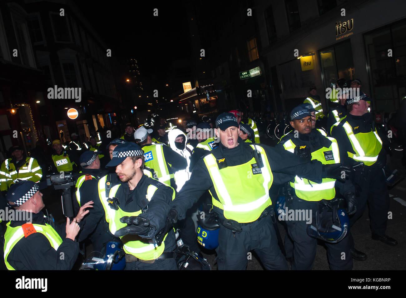 London, Vereinigtes Königreich. 5 Nov, 2017. Anonyme inspirierte Aktivisten auf die Straßen von London sind als Teil einer globalen Bewegung. versteckt sich hinter symbolischen anonyme Masken, die demonstranten Zensur protestieren, Korruption der Regierung. Credit: Michael tubi/alamy leben Nachrichten Stockfoto