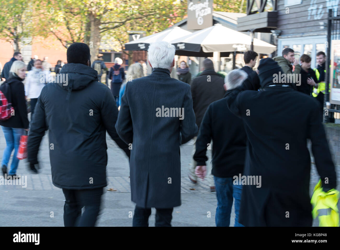 London, England, UK. 6 Nov, 2017. Phillip Schofield Vorbereitung ein Stück auf die Kamera außerhalb der heute Morgen Studios auf der Londoner South Bank Credit: Benjamin John/Alamy leben Nachrichten Stockfoto