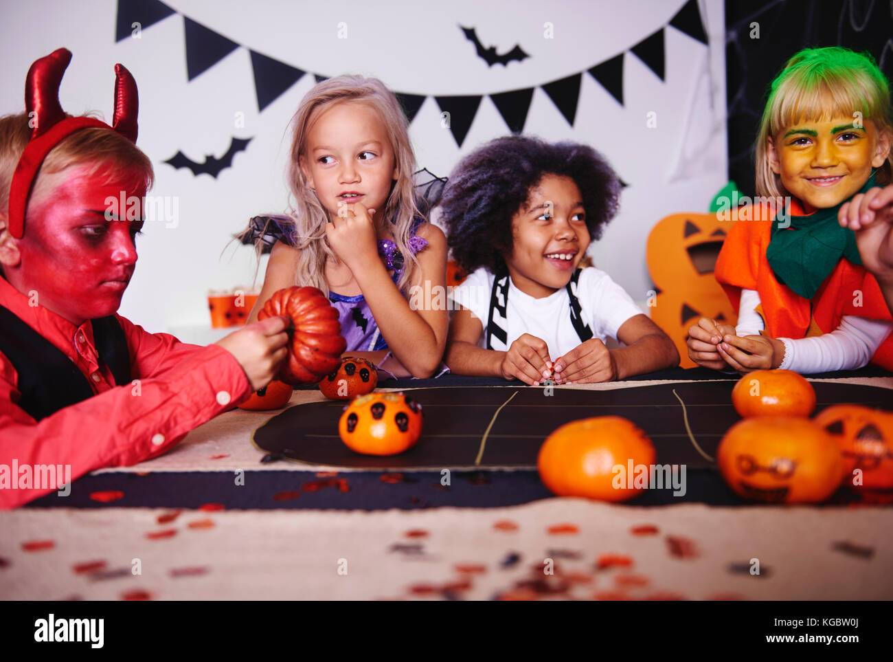 Spielende Kinder im Kostüm Halloween Party Stockfoto