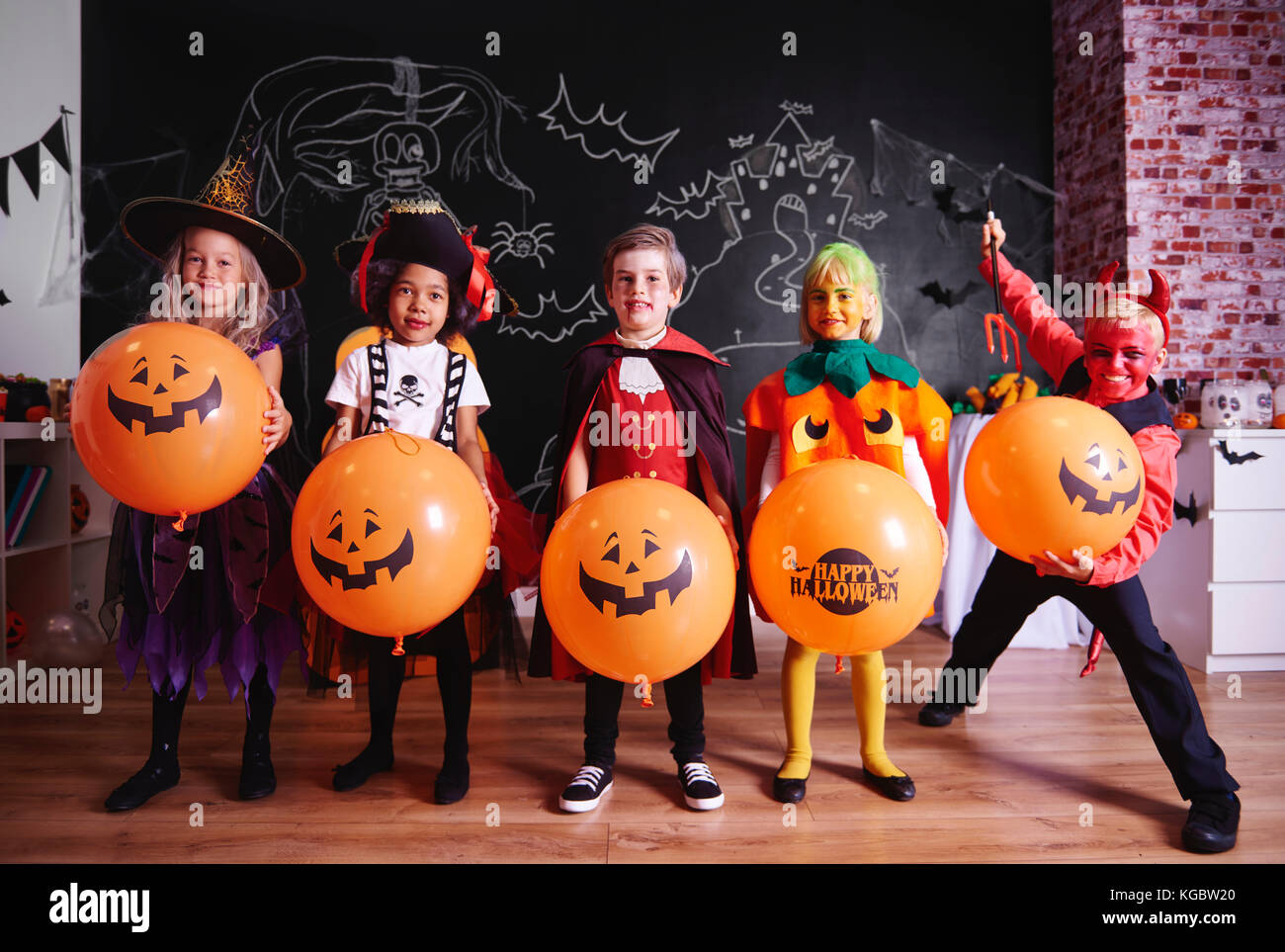 Portrait der Kinder in Kostümen auf Halloween Party Stockfoto
