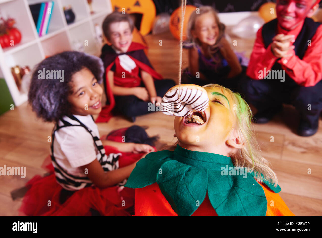 Kinder genießen bei Halloween Party Stockfoto