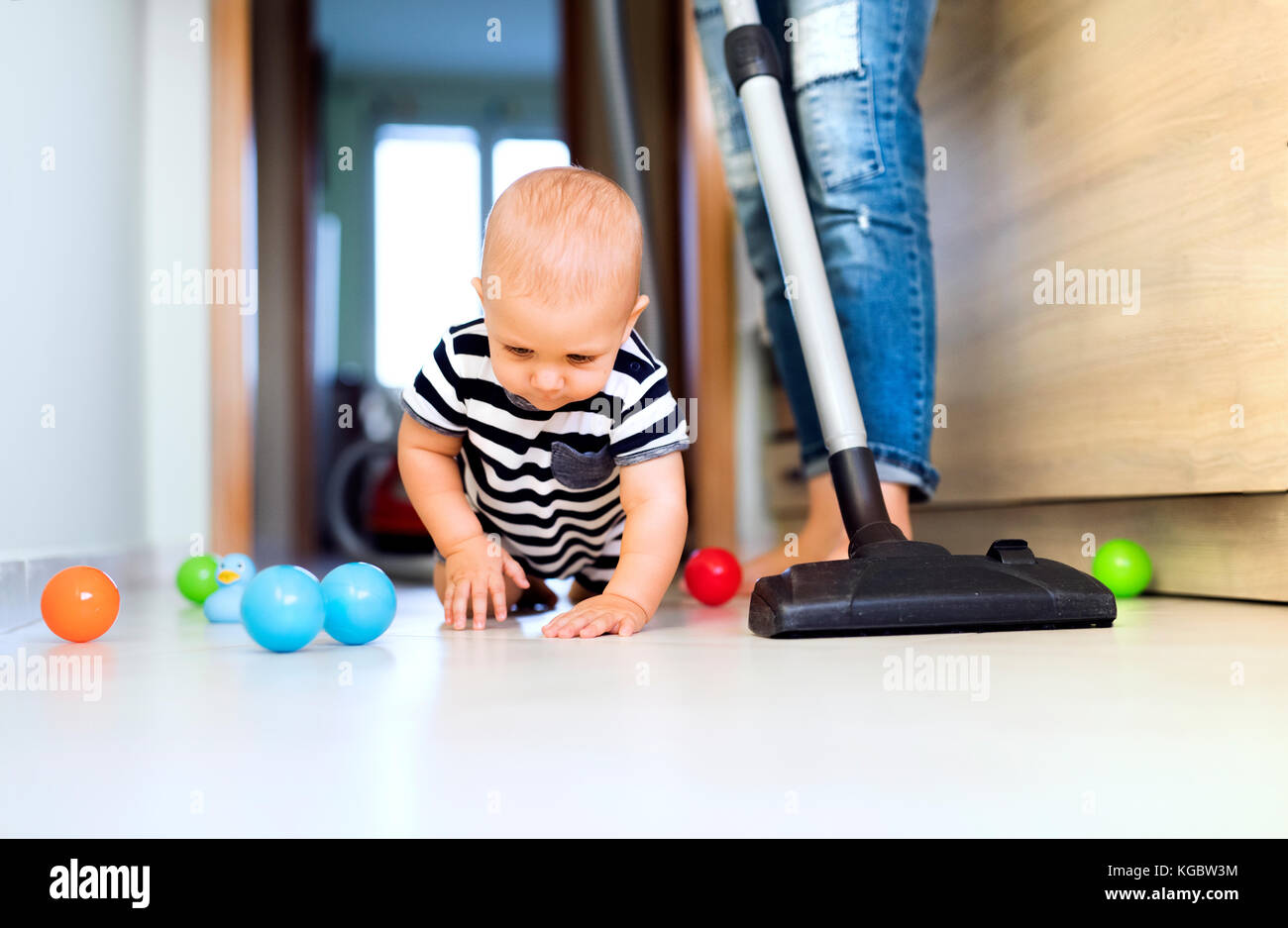 Junge Mutter mit Baby Boy, Hausarbeit. Stockfoto