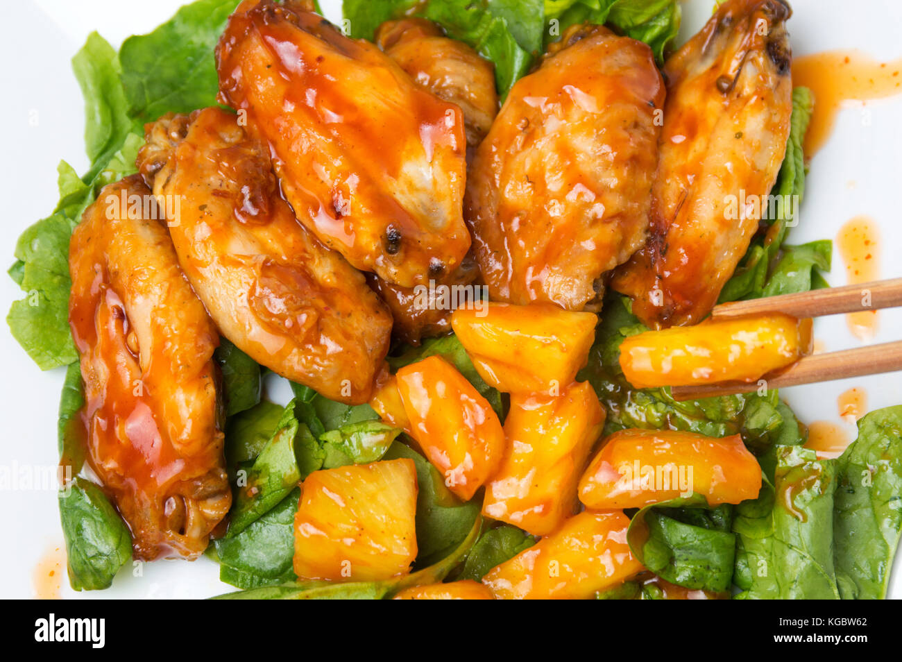 Ananas Chicken Wings mit Barbecue und Chili Sauce serviert. Stockfoto