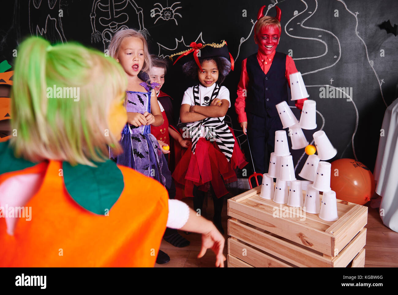 Kinder, die sich an Halloween Party Stockfoto