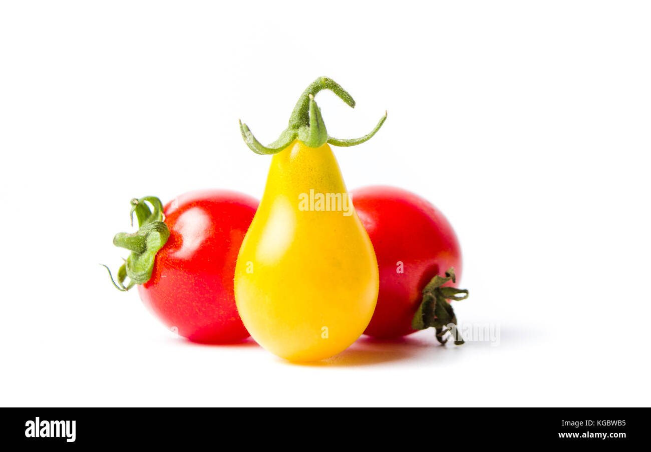 Rote und gelbe Kirschtomaten isoliert auf weißem Stockfoto