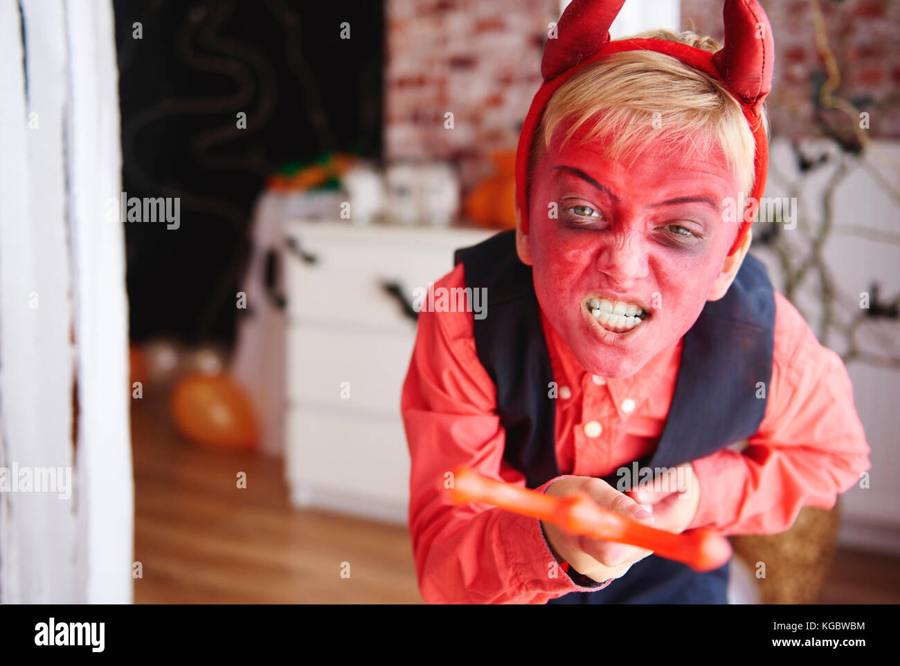Junge in Teufel Kostüm versuchen, Leute zu erschrecken Stockfoto