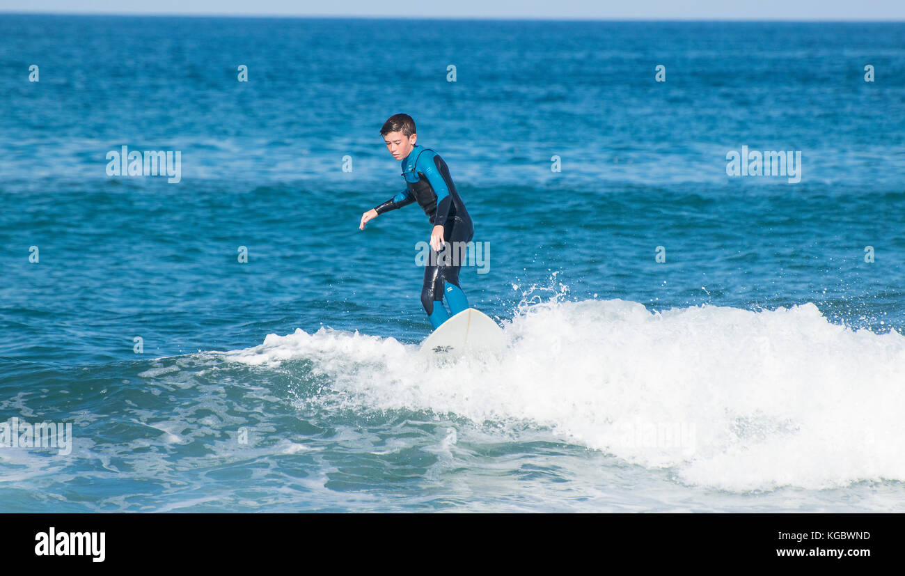 Mann, viel Spaß beim Surfen auf Mallorca, Spanien Stockfoto