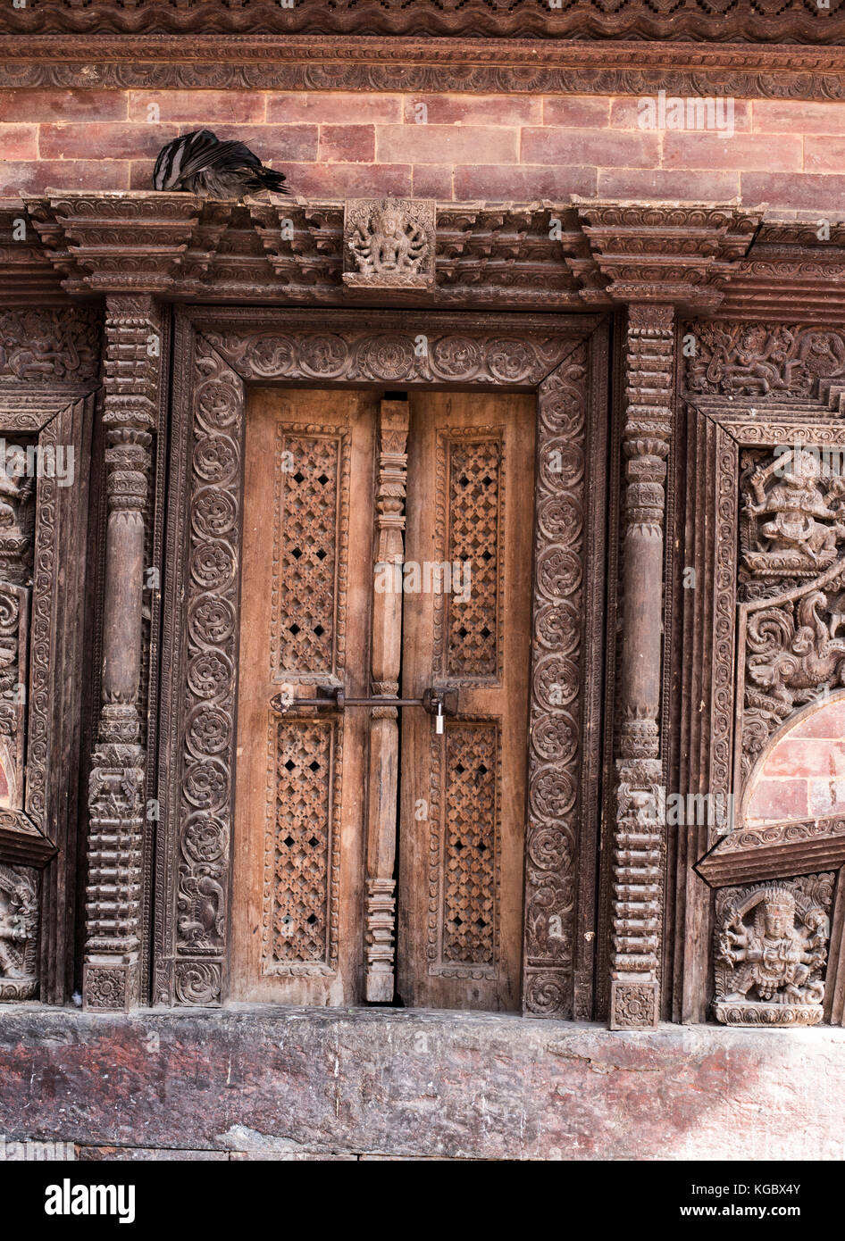 Traditionelle Handarbeit aus Holz Fenster in der Ziegelstein wallcarved Stockfoto