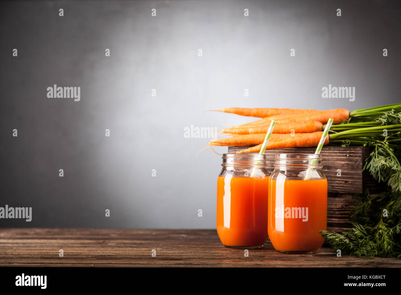 Frische Karotten Saft in der Flasche Stockfoto