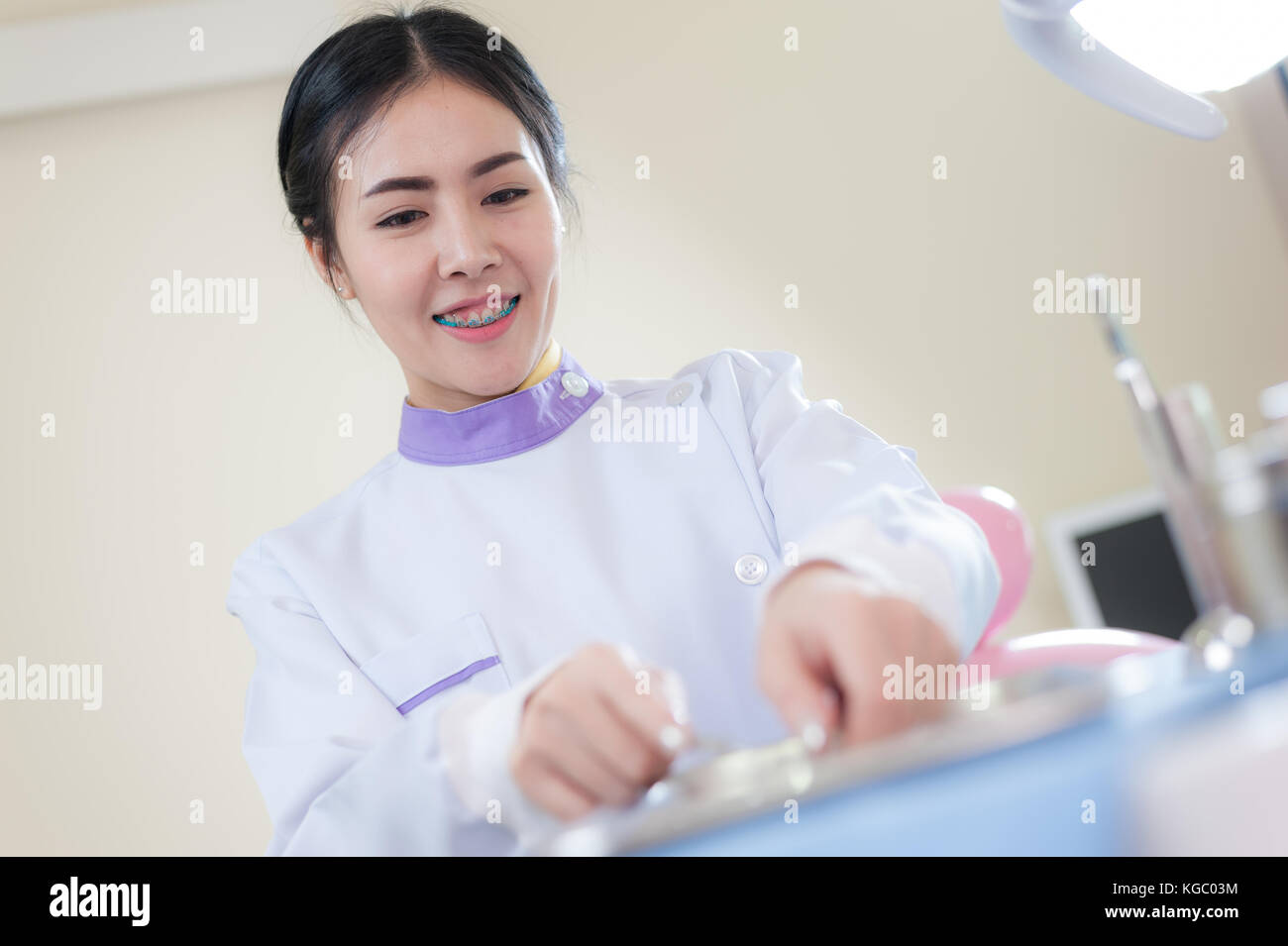 Weiblichen Zahnarzt wählen Sie einige Instrumente aus Metall Fach in der Klinik. Zahnpflege und gesunde Wartungskonzept Stockfoto