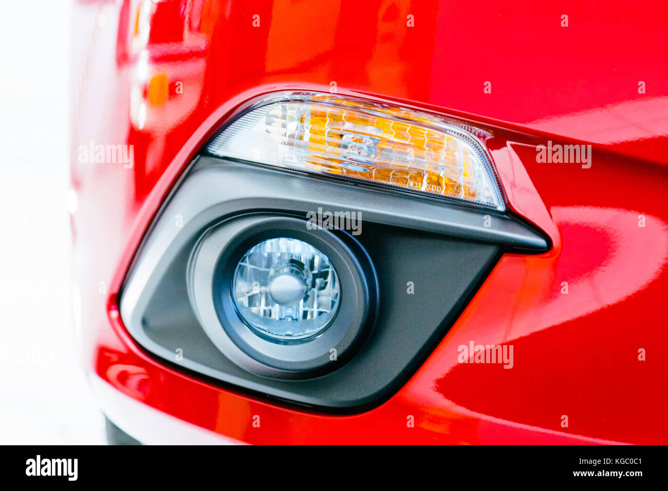 Auto closeup mit Front für Tagfahrlicht und Nebelleuchten rot glänzend Farbe  für ein brandneues, modernes auto fahrzeug Stoßfänger und Glas LED-Lampen  Stockfotografie - Alamy
