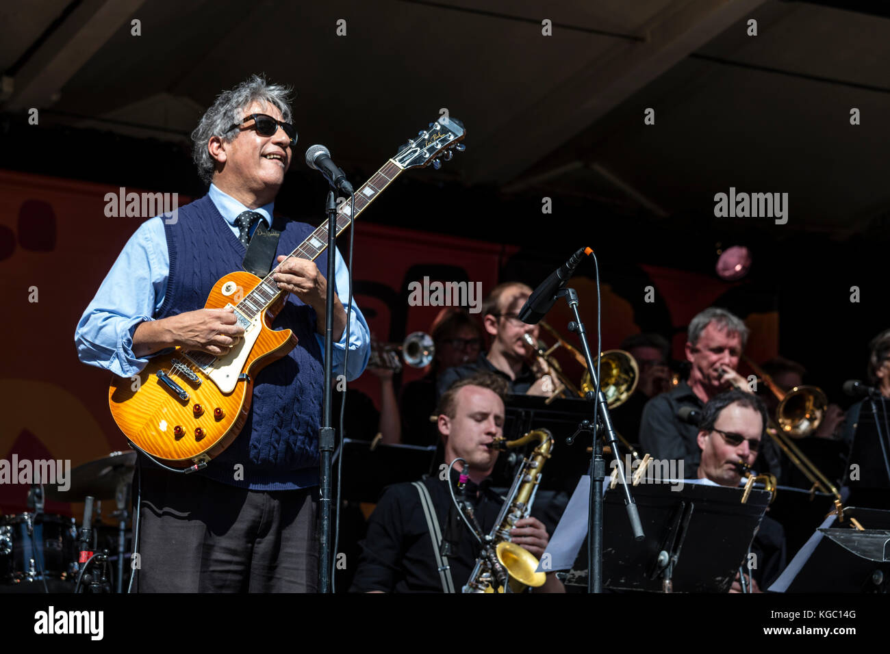 Chris cain spielt Gitarre und singt mit der rodger Fox big band - 60 Monterey Jazz Festival, Kalifornien Stockfoto