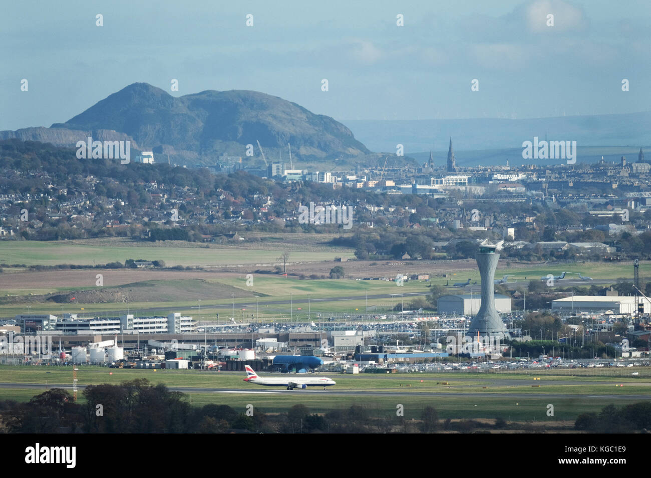 Einen British Airways Flugzeug auf der Landebahn nach der Landung am Flughafen Edinburgh, Ingliston, Edinburgh. Stockfoto