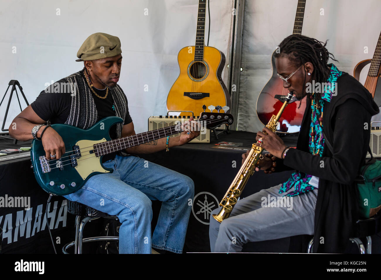 Prüfen Sie, ob Instrumente, die auf dem Yamaha-stand - 60 Monterey Jazz Festival, Kalifornien Stockfoto