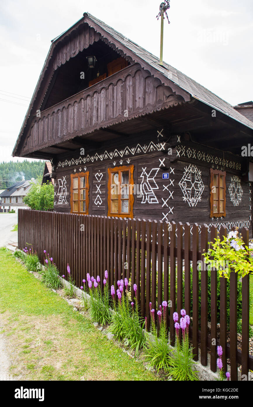 Cicmany, Slowakei - 02 August, 2015: alte Holzhäuser in der Slowakei Dorf Cicmany, traditionelle mit weißer Farbe bemalt. cicmany, Slowakei Stockfoto