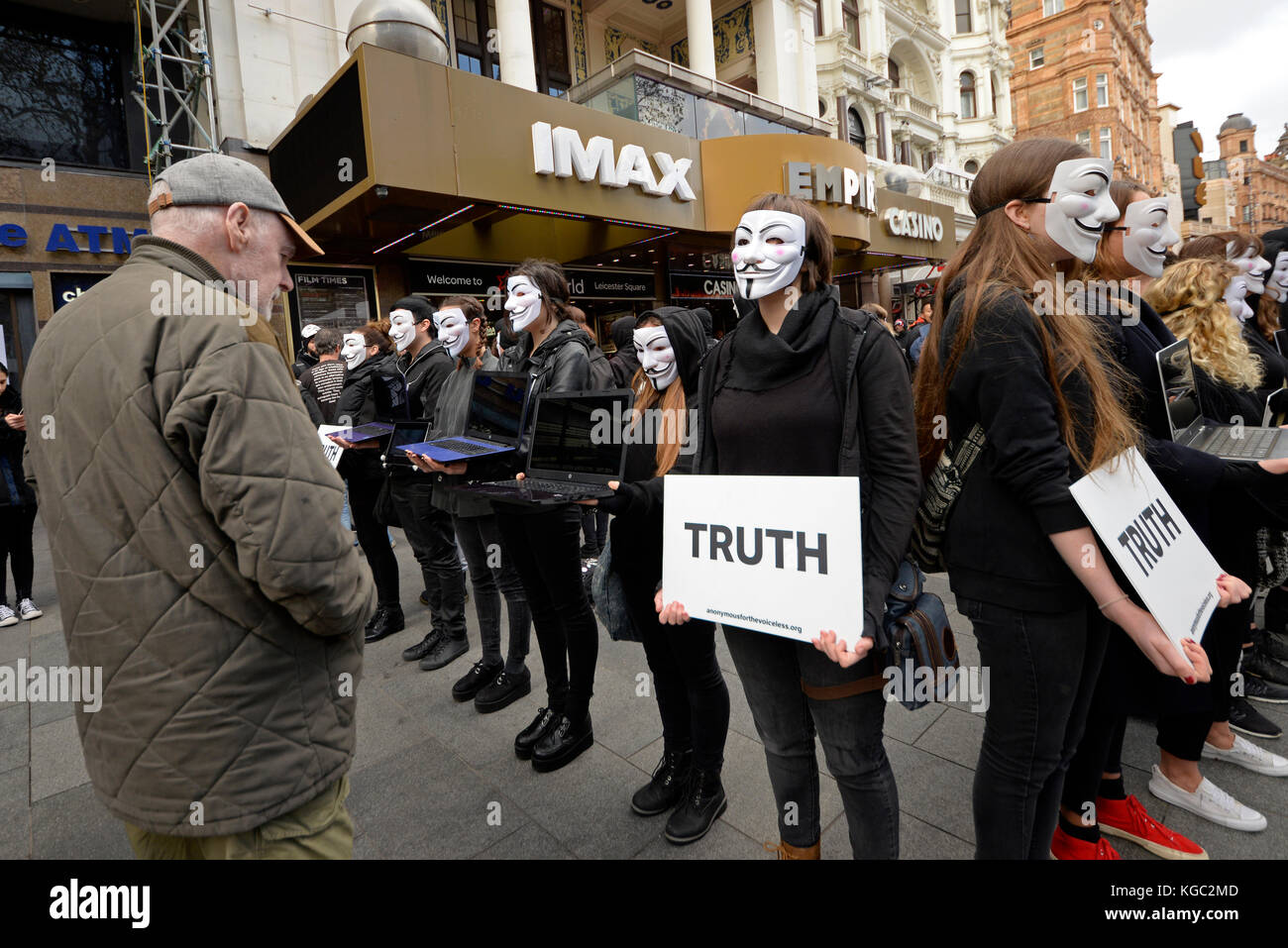 Cube der Wahrheit Animal Rights Protests durch Anonyme veranstaltet für die Stimmlosen fand gegen angebliche Grausamkeit in Fleisch Landwirtschaft und Prozesse Stockfoto