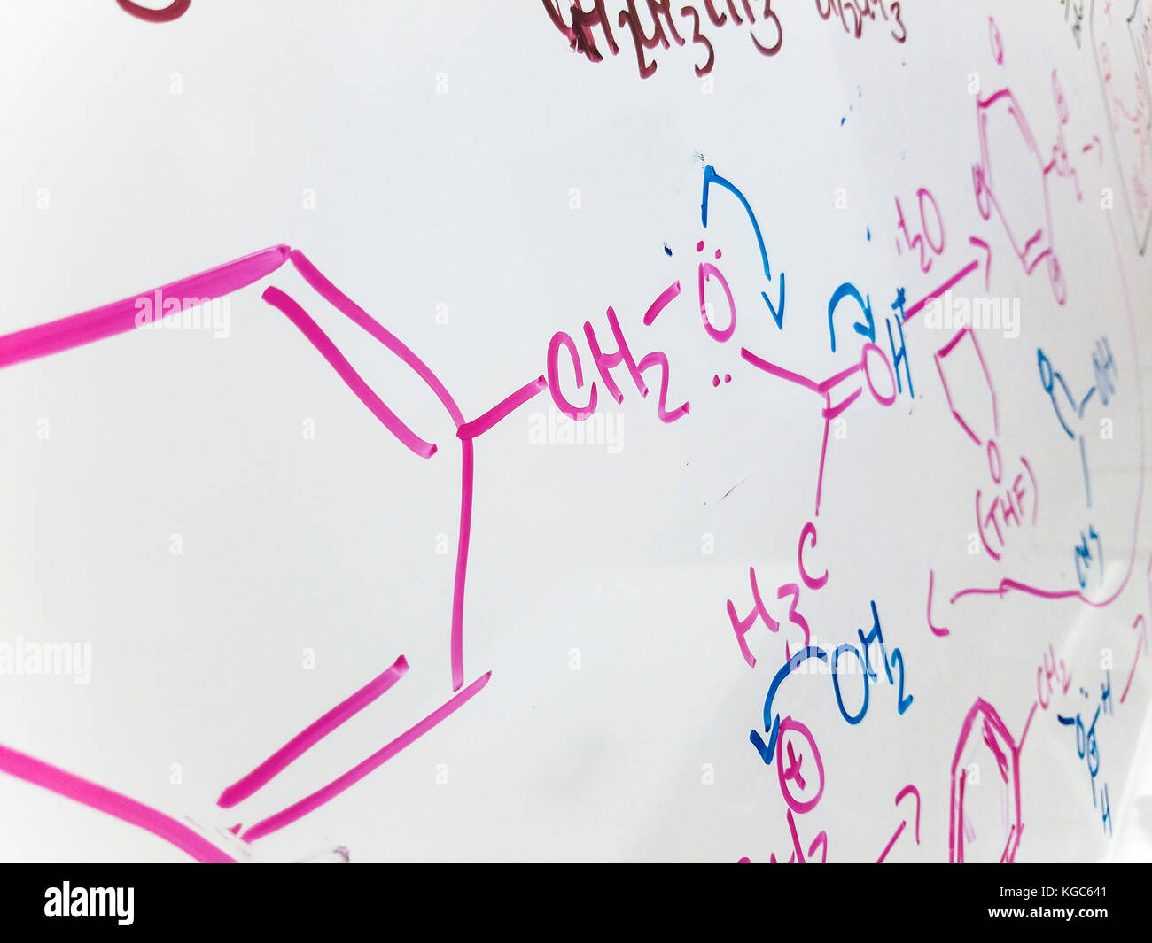 Chemische Gleichungen auf einem Whiteboard Stockfoto