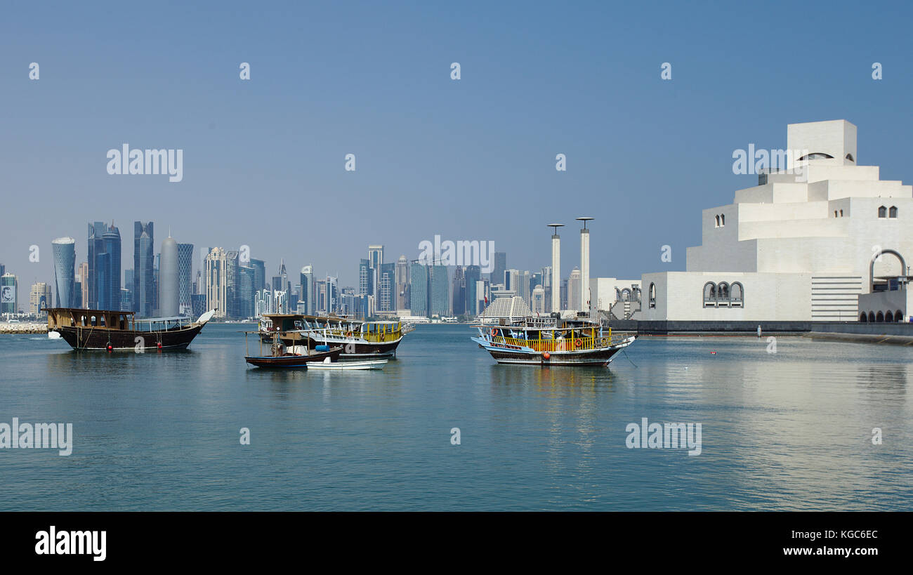 Doha, Katar - 6. November 2017: Blick auf die Bucht von Doha Corniche, mit der entfernten Business Towers und das Museum für Islamische Kunst Stockfoto