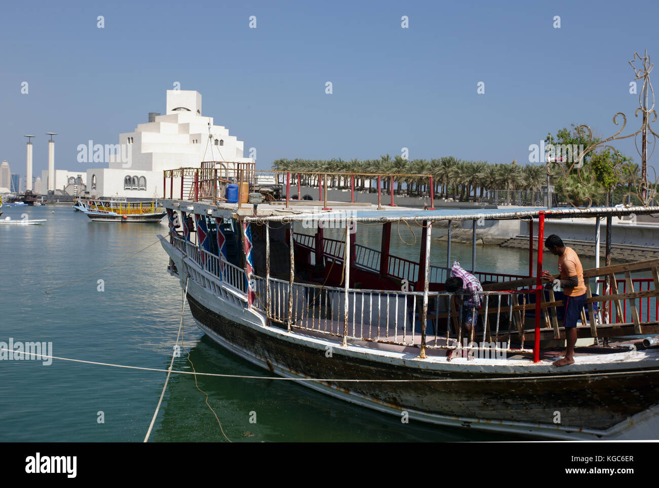 Doha, Katar - 6. November 2017: Arbeiter einem Dhau auf Doha Corniche vor dem Museum für Islamische Kunst günstig verwalten Stockfoto